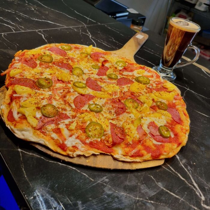 Personal pizza 8″ Perfect for 1 or 2 people, freshly made to order in bangkok sikhumvit soi 33. Cheese / Pepperoni / Hawaiian / Chicken Jalapeno